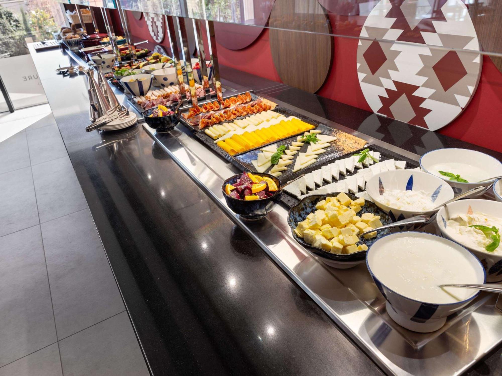 Mercure Tirana Bagian luar foto