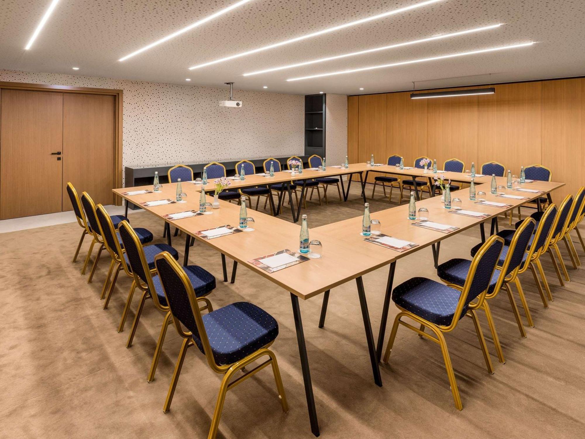 Mercure Tirana Bagian luar foto
