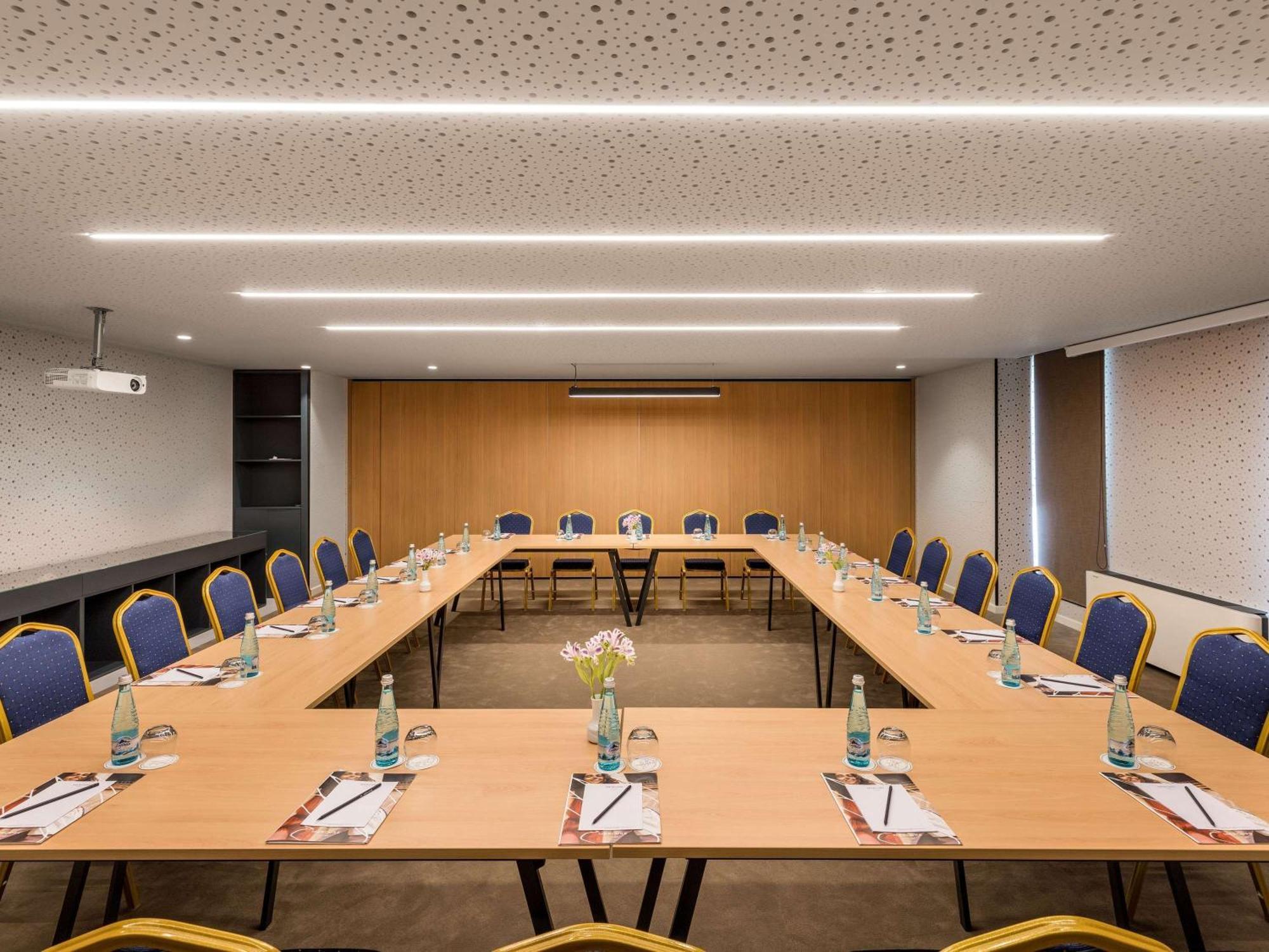 Mercure Tirana Bagian luar foto