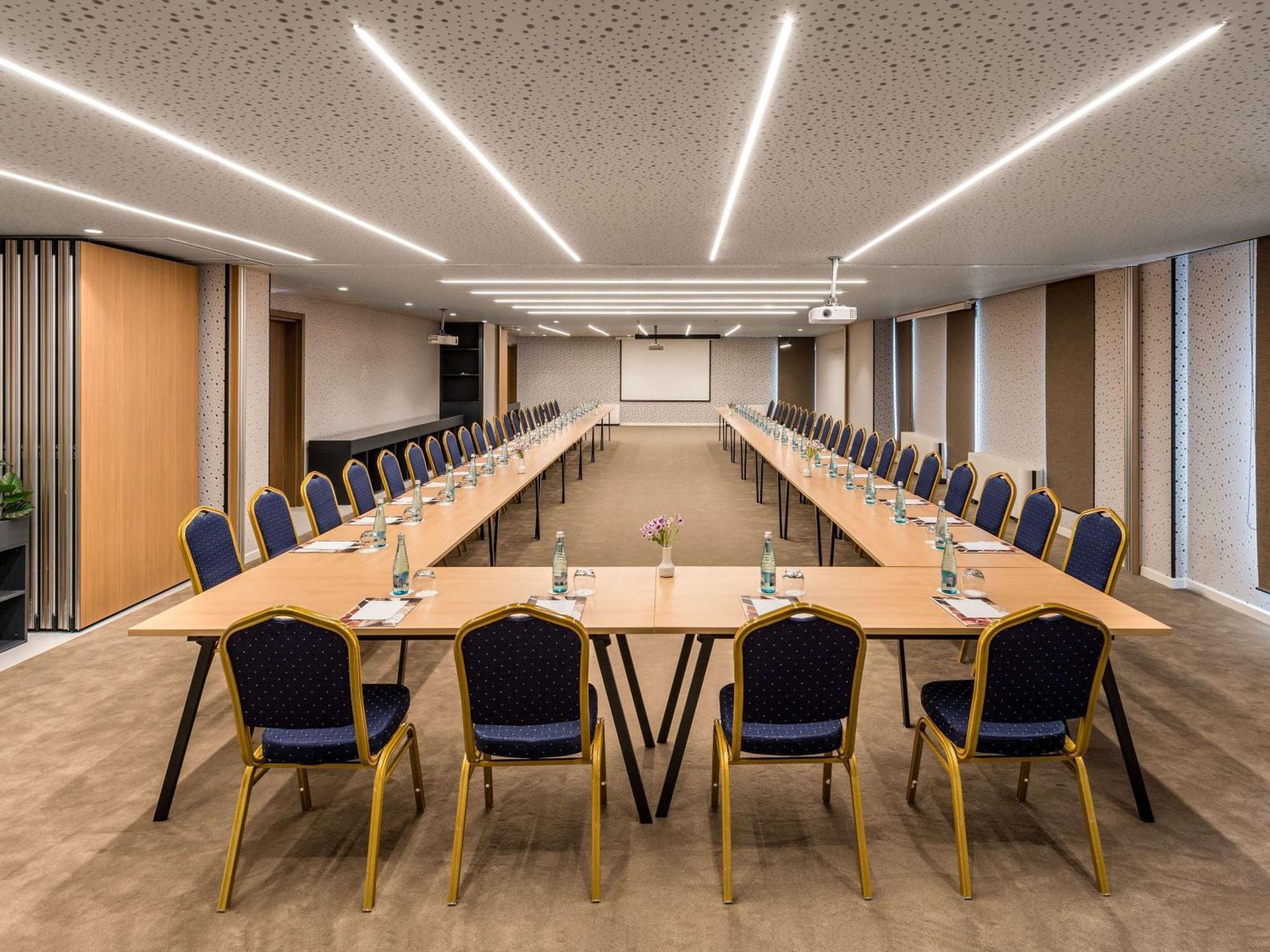 Mercure Tirana Bagian luar foto
